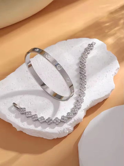 Delicate Lucky Clover Women Bracelet